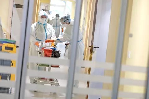 Včeraj je bilo v bolnišnicah hospitaliziranih 1170 covidnih bolnikov, 198 jih je potrebovalo intenzivno nego. / Foto: Gorazd Kavčič / Foto: 