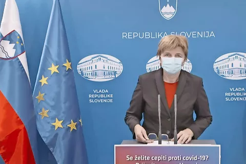 Državna sekretarka na ministrstvu za zdravje mag. Marija Magajne na popoldanski vladni novinarski konferenci / Foto: posnetek zaslona / Foto: 