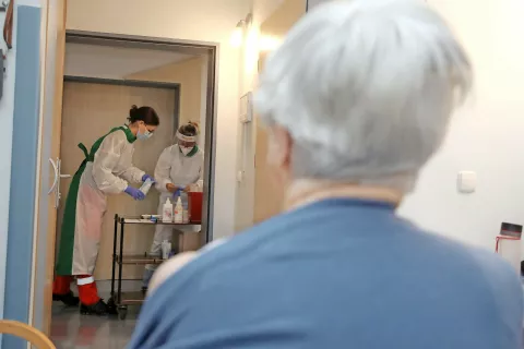 Prvi stanovalci so bili danes zjutraj cepljeni tudi v Domu upokojencev Kranj. / Foto: Gorazd Kavčič / Foto: 