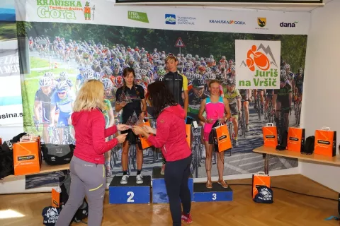 Gorenjka Laura Šimenc (v sredini) je bila najhitrejša ženska tudi na Jurišu na Vršič. / Foto: Marko Čufer