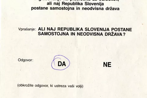 Na glasovnicah je petindevetdeset odstotkov udeleženih na plebiscitu na vprašanje »Ali naj republika Slovenija postane samostojna in neodvisna država?« obkrožilo DA. / Foto: Arhiv RS / Foto: 