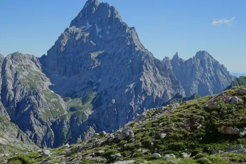 Watzmann je mogočna gora. Po te steni se bomo povzpeli do grebena, ki ga bomo prečili. / Foto: Foto Jelena Justin