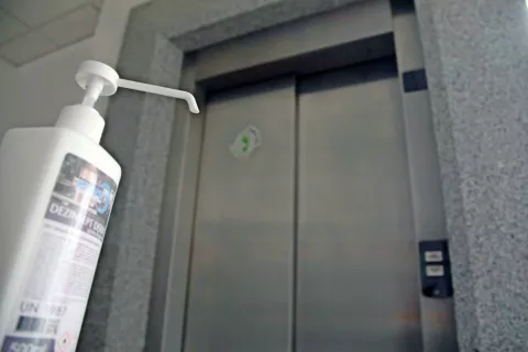 Vlada je veljavnost Odloka o obvezni namestitvi razpršilnikov za razkuževanje rok v večstanovanjskih stavbah podaljšala do 25. decembra. / Foto: Gorazd Kavčič / Foto: 