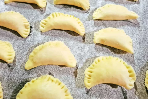 Prvič sem pozabila na papir za peko in se lotila peke na klasičen način s pomočjo masla in moke. / Foto: 