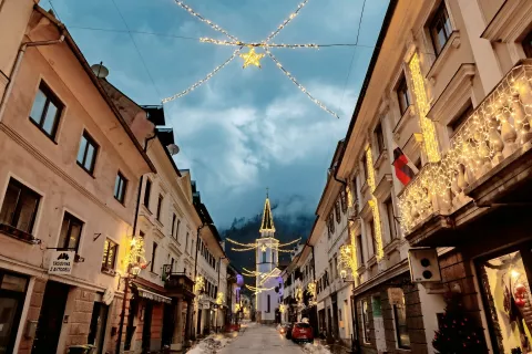 Nova okrasitev v starem mestnem jedru / Foto: Primož Pičulin / Foto: 