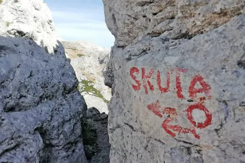 Ozka stezica, ki do bivaka pod Grintovcem vodi skozi Mala vratca / Foto: 