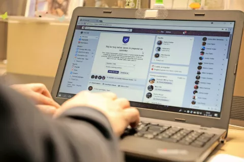 Goljufije s spletnimi vlaganji večinoma promovirajo preko družabnih omrežij ali po elektronski pošti, goljufi pa s potencialnimi vlagatelji velikokrat navezujejo stike na spletnih klepetalnicah ali po telefonu, kejr se izdajajo za t. i. osebne asistente. / Foto: arhiv GG / Foto: 