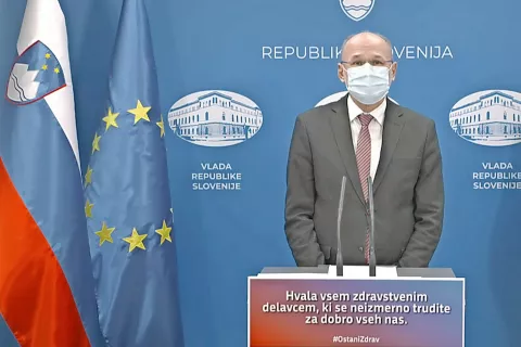 Vladni govorec Jelko Kacin na današnji novinarski konferenci / Foto: posnetek zaslona / Foto: 