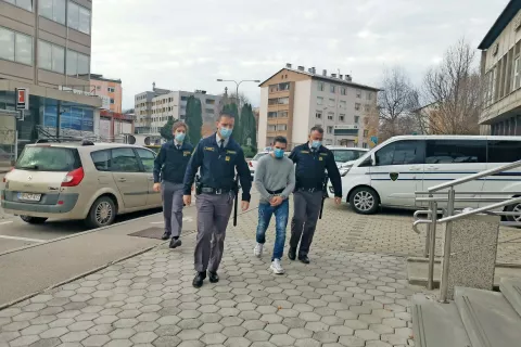 Sodišče je Daliborju Pejiću zaradi begosumnosti podaljšalo pripor. / Foto: 