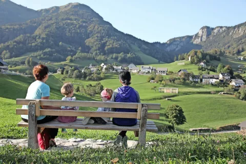 Ljudje v obdobju, ko so omejeni na lastne občine, odkrivajo skrite kotičke, se rekreirajo in prosti čas preživljajo v naravi. / Foto: Gorazd Kavčič / Foto: 
