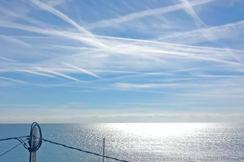 Obstojne kondenzacijske sledi nad Sredozemskim morjem. Po prepričanju pristašev teorij zarot naj bi bile to sledi načrtnega zastrupljanja planeta … / Foto: Wikipedija / Foto: 