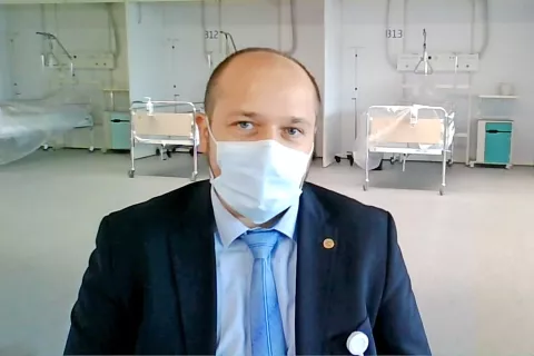 Generalni direktor UKC Ljubljana Janez Poklukar, dr. med., je povedal, da so rekordno hitro, v samo desetih dneh, v UKC Ljubljana zagotovili nove kapacitete za bolnike s covidom-19. Danes bodo tja namestili prve paciente. / Foto: posnetek zaslona / Foto: 