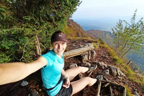 Tina Klinar: »Pomanjkanje tekem me ni prav dosti zaustavilo, tečem še vedno, verjetno še več kot kadarkoli do sedaj, saj mi ni bilo treba prilagajati treninga tekmovanjem. Če si kdaj vseeno zaželim preizkusiti pripravljenost, pa si izberem kakšen hrib in poskušam čim hitreje priteči na vrh. Namesto pokalov in medalj je v tem primeru ves trud poplačan z razgledom v dolino.« / Foto: osebni arhiv / Foto: 