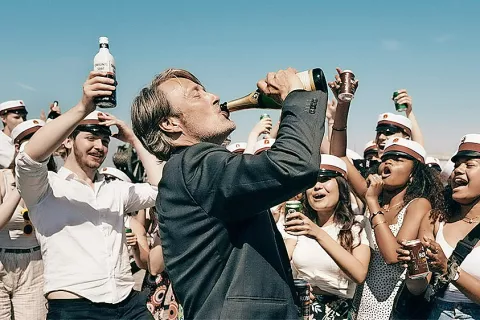 Režiser Thomas Vinterberg in igralec Mads Mikkelsen sta moči združila v filmu Nažgani. Film je potencialna uspešnica letošnjega festivala. / Foto: IMDb / Foto: 