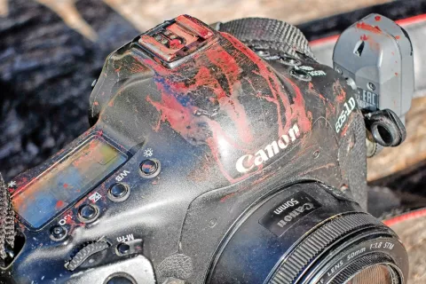 Okrvavljeni fotoaparat fotoreporterja Boruta Živulovića / Foto: Bobo / Foto: 