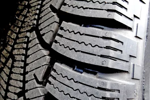 Bistvena lastnost zimskih pnevmatik so lamele, ki so vrezane v dezen in »grabijo« sneg. Za dober oprijem naj ima zimska pnevmatika vsaj štiri milimetre profila in oznako s triglavo goro s snežinko. / Foto: 