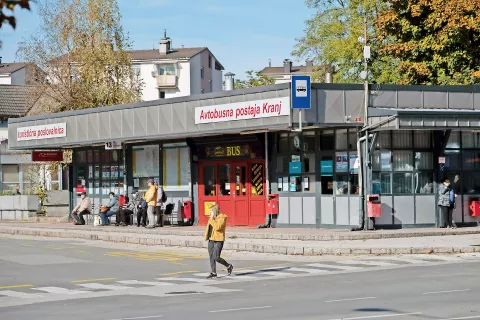 Kranjska avtobusna postaja je že dolgo zastarela, potniki pa so nad ponudbo upravičeno razočarani. / Foto: Primož Pičulin / Foto: 