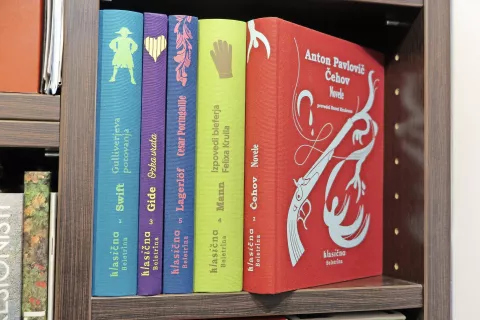 Knjižno polico bo med letoma 2020 in 2024 zapolnilo 25 del svetovnih klasikov. / Foto: Igor Kavčič / Foto: 