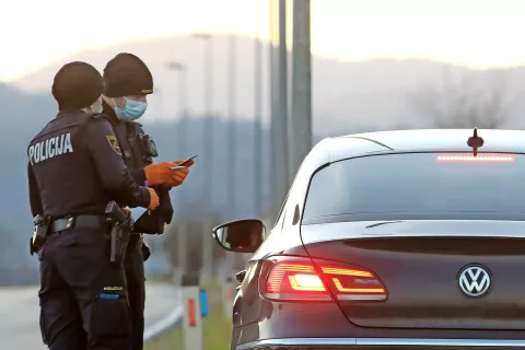 Policisti ugotavljajo, da občani večinoma spoštujejo prepoved gibanja med občinami. / Foto: Gorazd Kavčič / Foto: 