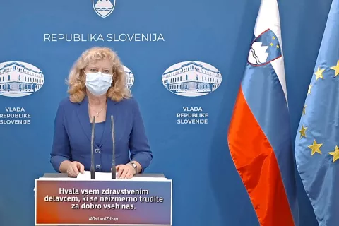 Prim. doc. dr. Irena Grmek Košnik na današnji novinarski konferenci / Foto: posnetek zaslona / Foto: 