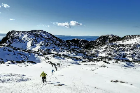V sredogorju snega ni, v visokogorju pa moramo že biti pripravljeni na zimske razmere. / Foto: Matjaž Šerkezi / Foto: 