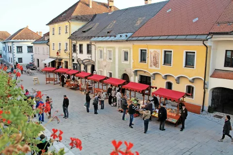 V preteklosti so bili Okusi Radol'ce dobro obiskani. Pred uvodno večerjo je bila vedno tudi tržnica, na kateri so obiskovalci Okusov in večerje lahko pobliže spoznali uporabljene sestavine ter določene lokalne pridelovalce in predelovalce. / Foto: 