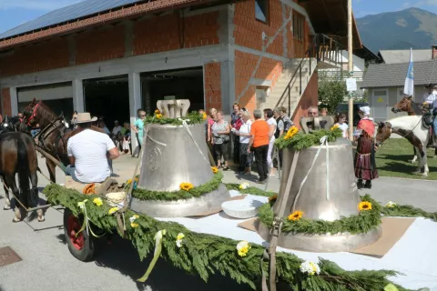 ab - belska cerkev, novi zvonovi / Foto: Alenka Brun