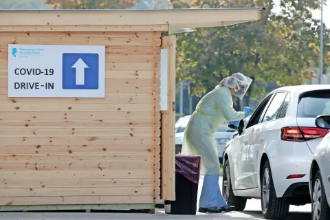 Pozitiven je že skoraj vsak tretji test na covid-19. / Foto: Gorazd Kavčič / Foto: 