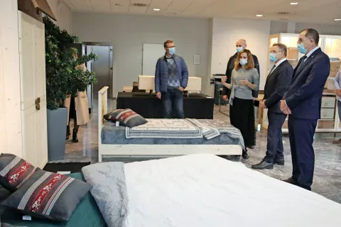 Po okrogli mizi so si sodelujoči v Mestni knjižnici Kranj ogledali razstavo Slovenski les in ustvarjalni izzivi. Na ogled bo do konca meseca. / Foto: Gorazd Kavčič / Foto: 