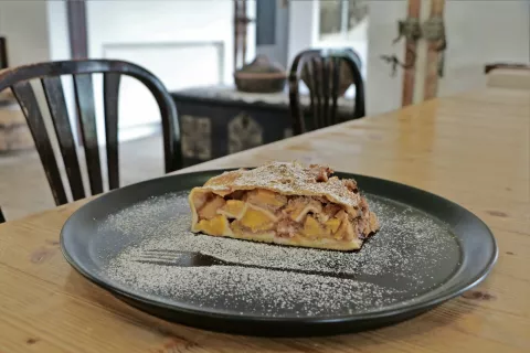 Sezonsko vas razvajajo z različnimi sladkimi zavitki. / Foto: 