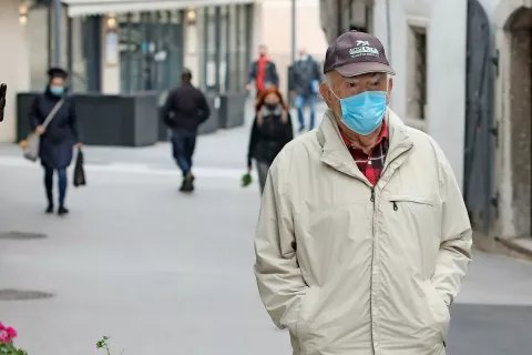Nošenje mask je obvezno tudi na prostem. / Foto: Gorazd Kavčič / Foto: 