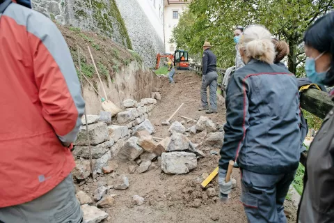 Delavnica suhozidne gradnje na Loškem gradu / Foto: Primož Pičulin / Foto: 