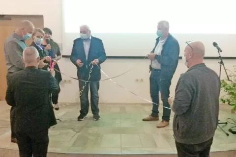 Tako kot Pšata povezuje ljudi petih občin, so se na simbolni ravni, s prepletom traku, povezali tudi župani. / Foto: arhiv Občine Mengeš / Foto: 