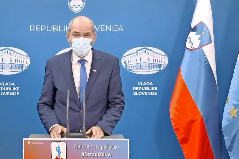 Če bomo ukrepe upoštevali, lahko zajezimo število okužb, je po seji vlade povedal premier Janez Janša. / Foto: posnetek zaslona / Foto: 