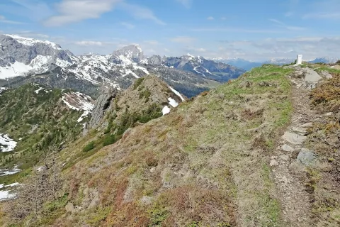 Pogled z vrha Monte Carnizze na Monte Auernig, spodaj. V ozadju je Veliki Koritnik. / Foto: Jelena Justin / Foto: 