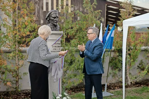 Kip rezbarja in kiparja Petra Žiwobskega sta odkrila predsednica KD Tabor Podbrezje Dragica (Daca) Perne in poljski veleposlanik v Sloveniji Krzysztof Olendzki, ki je dejal, da je Žiwobski kazalnik tega, kako blizu smo si v svetu in v resnici. / Foto: Primož Pičulin / Foto: 