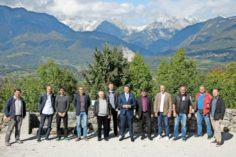 Nekdanji kamniški olimpijci skupaj z županom Matejem Slaparjem in v. d. direktorja Zavoda za turizem, šport in kulturo Kamnik Francijem Kramarjem na srečanju na Starem gradu nad Kamnikom / Foto: 