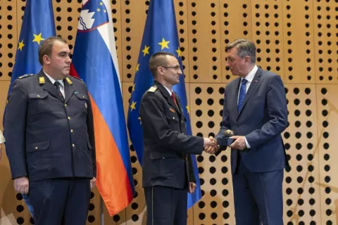 Predsednik republike Borut Pahor izroča priznanje jabolko navdiha gasilcem za gašenje na Krasu; Kongresni center Brdo / Foto: Bor Slana/sta