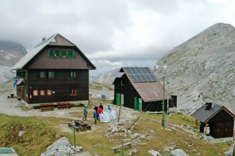 V planinski koči Dom Valentina Staniča pod Triglavom (2332 m n. m.) električni generator na fosilna goriva ni več potreben, elektriko pridobivajo z energijo sonca in vetra. / Foto: Fakulteta za strojništvo / Foto: 