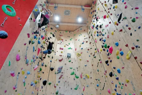 V Plezarni je veliko priložnosti za vse ljubitelje športnega plezanja. / Foto: Primož Pičulin / Foto: 