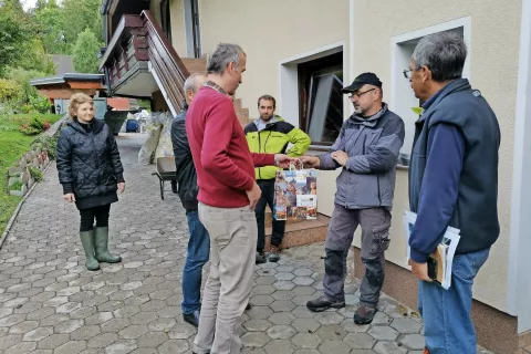Bodlajevi so v soboto že prejeli pomoč v denarju, ki so ga prispevali njihovi sovaščani. / Foto: Simon Šubic / Foto: 