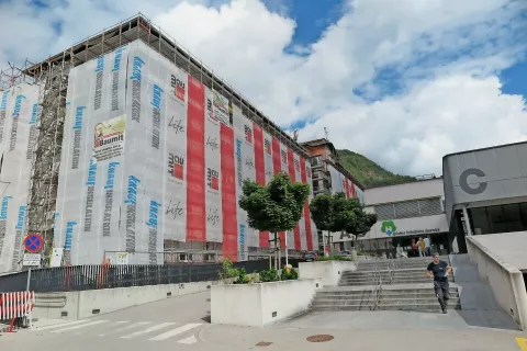 Koronavirus je »vdrl« v jeseniško bolnišnico, okužbo so potrdili pri petih pacientih in šestih zaposlenih, ki so bili v stiku z obolelimi. / Foto: 