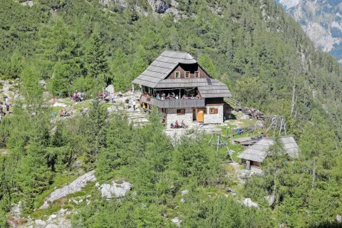 Češka koča bo kulturni spomenik lokalnega pomena. / Foto: Tina Dokl / Foto: 