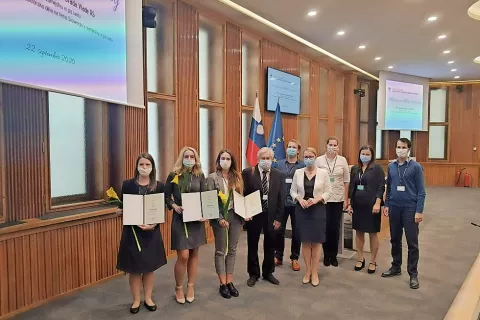 Prejemniki nagrad in člani strokovne komisije z ministrico za Slovence v zamejstvu in po svetu dr. Heleno Jaklitsch na torkovi slovesnosti v državnem svetu / Foto: Urad vlade za Slovence v zamejstvu in po svetu / Foto: 