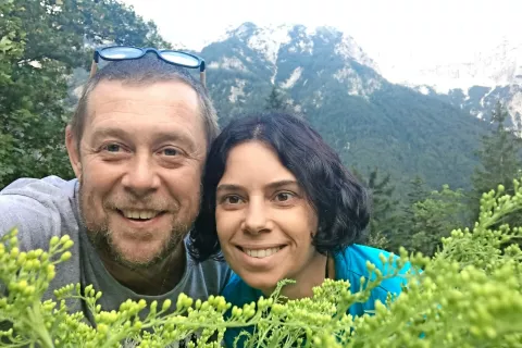 Oskrbnika Mihovega doma Aleš Štefe in Petra Bratuša / Foto: 