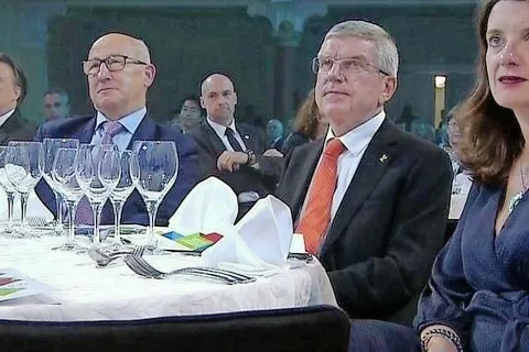 Šolsko ministrico Simono Kustec, ki se je zaradi neuporabe maske na dobrodelni prireditvi (na sliki desno) opravičila, pozivajo k odstopu. / Foto: RTV Slovenija (zajem zaslona) / Foto: 