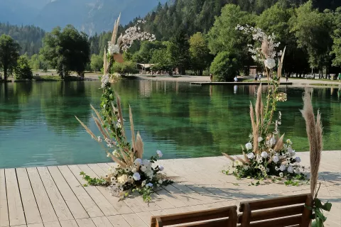 Jezero Jasna z izjemno gorsko kuliso je zagotovo posebna lokacija za butično, intimno poroko. / Foto: 