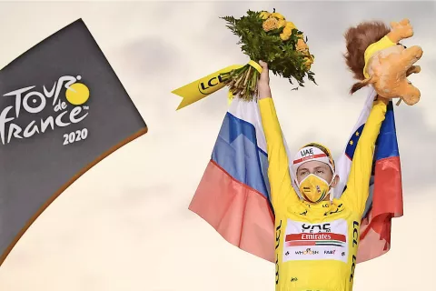 Veliko slavje Tadeja Pogačarja: pri še ne 22 letih (rojstni dan je imel včeraj) je osvojil Tour de France, največjo etapno dirko na svetu. / Foto: arhiv organizatorjev (A.S.O./Pauline Ballet) / Foto: 