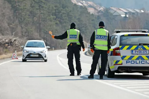 Ustavno sodišče je ocenilo, da začasna omejitev gibanja na občine v prvem valu epidemije covida-19 ni bila v neskladju z ustavo. / Foto: Gorazd Kavčič / Foto: 