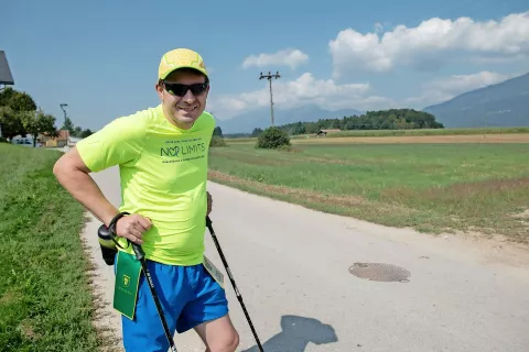 Predsednik ČZS Boštjan Noč, tudi pobudnik dobrodelnega pohoda, je premagal meje lastne kondicije in uspešno prehodil pot s Sela pri Žirovnici do Čebelarskega centra Slovenije. / Foto: Primož Pičulin / Foto: 